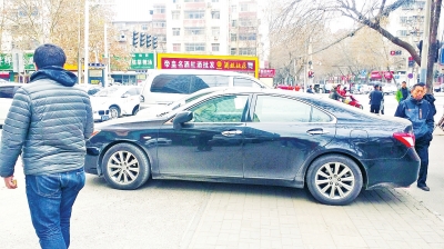 鄭州一停車場(chǎng)管理員偷揭4張違停罰單 自稱會(huì)銷掉