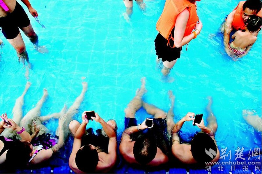 ���ڱ̲���ʎ����������һ�����������(du��)�ڵ��^����f���˕r(sh��)�˿��Բ����x�_�Լ����֙C(j��)����������������������Ӿ�^���Hˮ���@���|����L(zh��ng)���ϡ���һ߅����ˮ��һ߅ˢ�֙C(j��)����������һ���؄e���L(f��ng)������(d��ng)Ȼ�������o�֙C(j��)Ҳ�����ˡ�Ӿ�¡�����͸���ķ�ˮ�֙C(j��)�ס��@�����������ǝ�ģ�������߅�в���������������ˮ�����֙C(j��)Ҳ�c�Լ���Ӱ���x���D�飺��D����Ӿ����һ�ǣ��S����ˮ��������������֙C(j��)