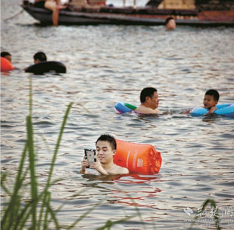 ��ˮ���������ڿ��Ӱ�����˰l(f��)����Ȧ��������ҕ�l�����������ġ��������Ĺ�ͬ���c(di��n)ֻ��һ��(g��)�����^���o�����֙C(j��)��Ļ����������׃�Q�˄�(sh��)����(du��)���@�ݡ���(zh��)���������˱�ʾ�o�����⣬���˱�ʾ��ͦ��Ȥ�������o�֙C(j��)���ϡ���ˮ�������ĵ��^�傃���t��(hu��)�J(r��n)����V����������Ҫʹ���֙C(j��)�����D�飺�h����ˮ����ӿ�����f���ˡ�ˢ����