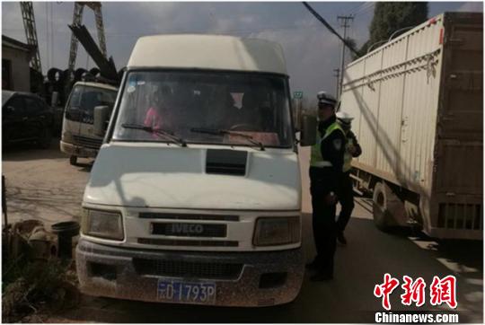 昆明一“校車”嚴(yán)重超載 核載7人竟擠33人