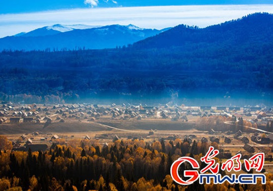 新疆童話般色彩的寧?kù)o村莊